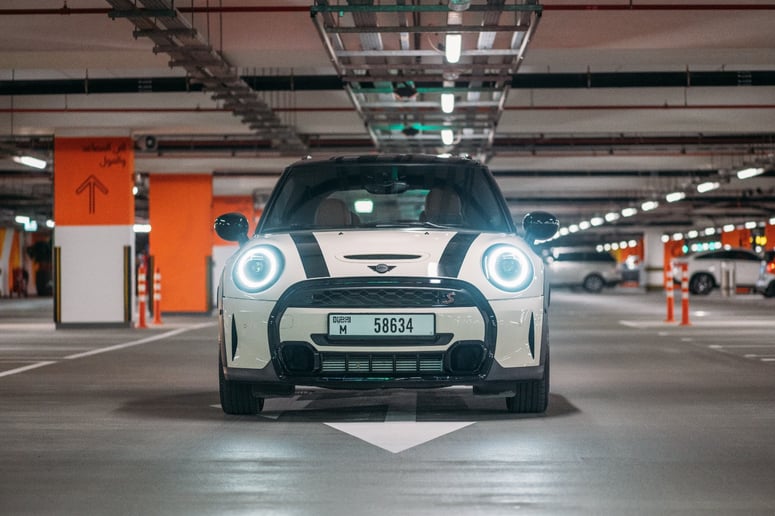 Mini Cooper S 2 doors (Blanco), 2023 - ofertas de arrendamiento en Ras Al Khaimah
