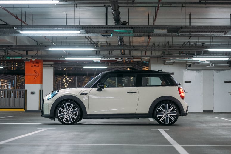 Mini Cooper S 2 doors (Blanco), 2023 - ofertas de arrendamiento en Ras Al Khaimah