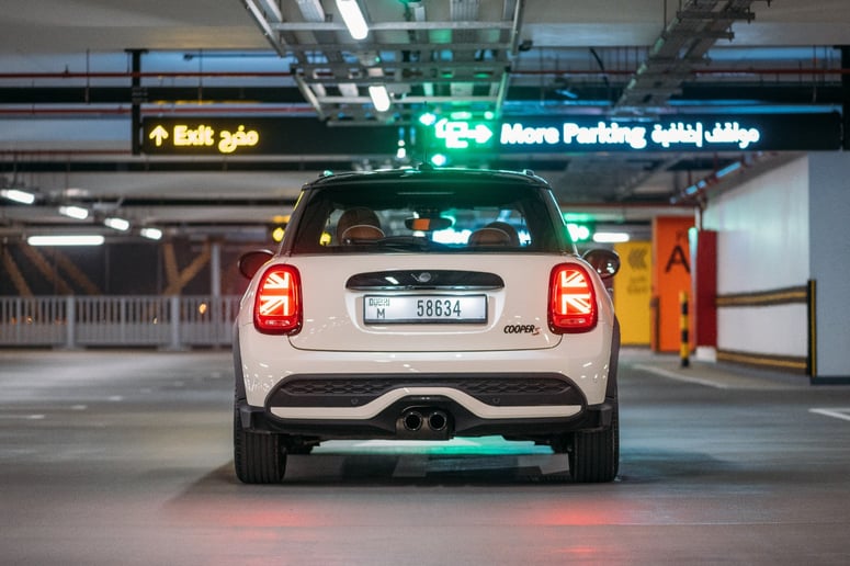 Mini Cooper S 2 doors (Blanco), 2023 - ofertas de arrendamiento en Ras Al Khaimah