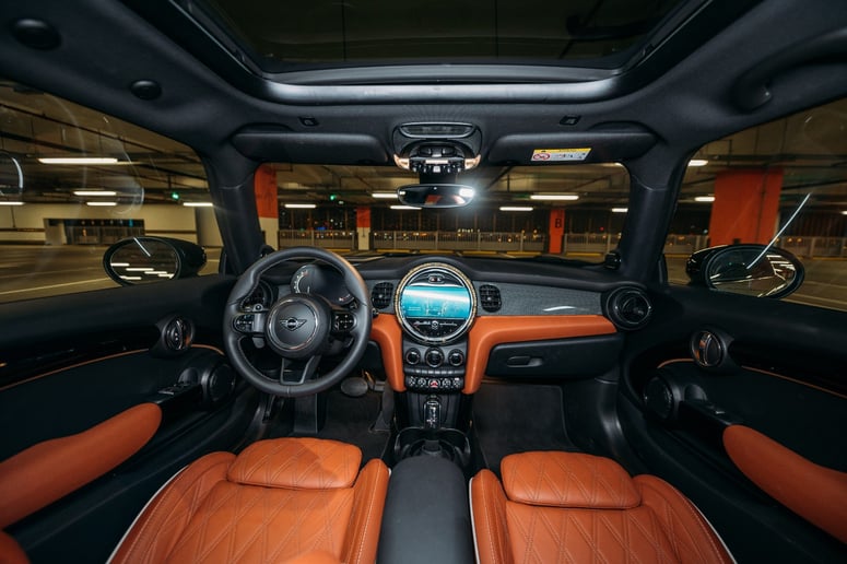 Mini Cooper S 2 doors (Blanco), 2023 - ofertas de arrendamiento en Ras Al Khaimah
