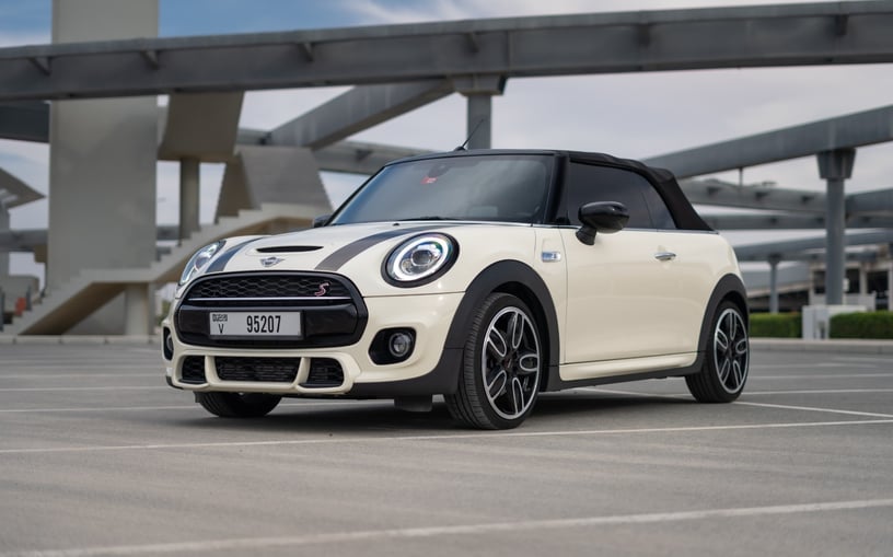 Mini Cooper S cabrio (Wit), 2020 te huur in Abu Dhabi