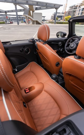 Mini Cooper S cabrio (Wit), 2020 te huur in Abu Dhabi