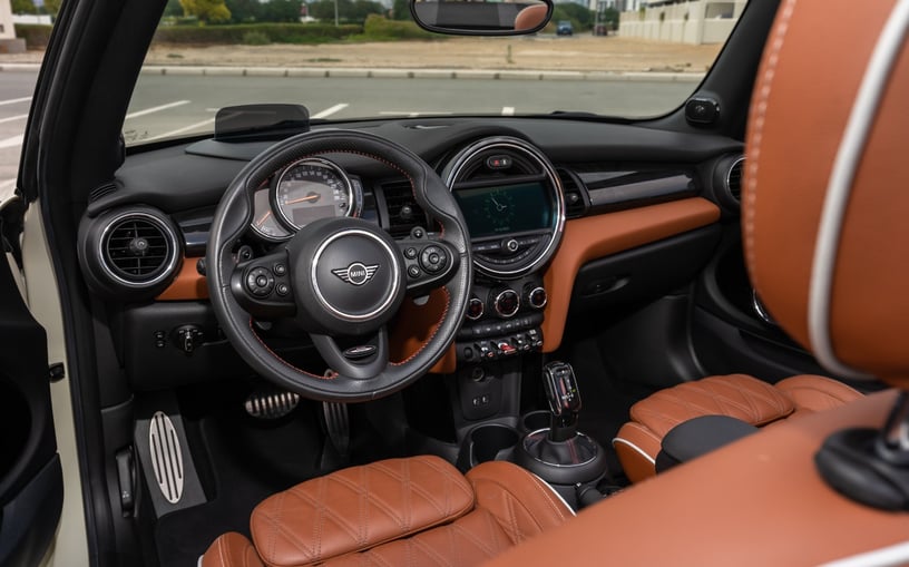 Mini Cooper S cabrio (Wit), 2020 te huur in Abu Dhabi