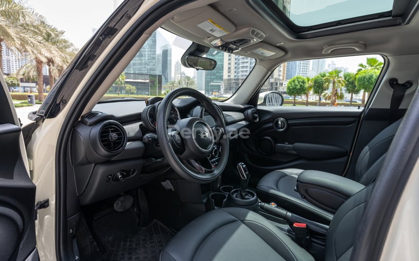 Mini Cooper S (Wei&szlig;), 2020  zur Miete in Dubai