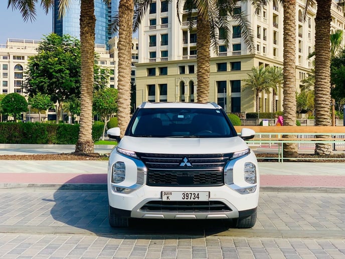 Mitsubishi Outlander (Wit), 2024 te huur in Dubai