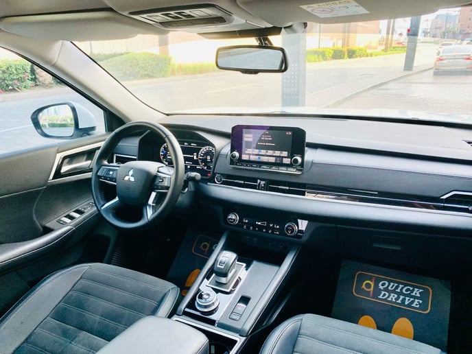 Mitsubishi Outlander (Wit), 2024 te huur in Dubai