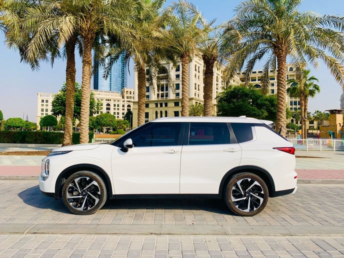 Mitsubishi Outlander (Wit), 2024 te huur in Dubai
