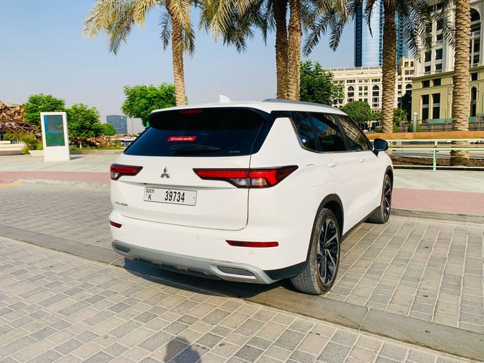 Mitsubishi Outlander (Wit), 2024 te huur in Dubai