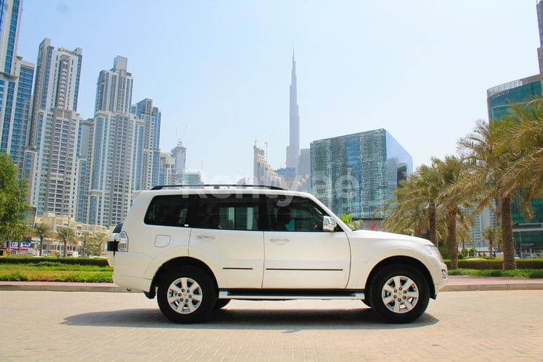 Mitsubishi Pajero (Белый), 2021 для аренды в Шарджа