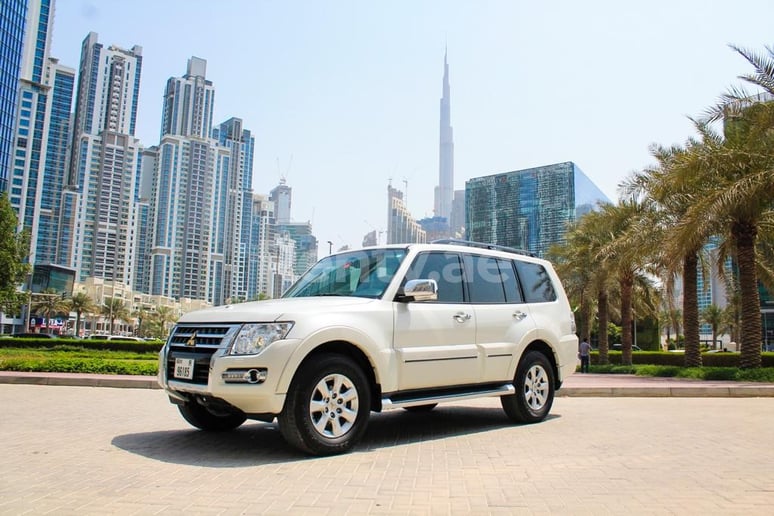 Mitsubishi Pajero (Белый), 2021 для аренды в Шарджа