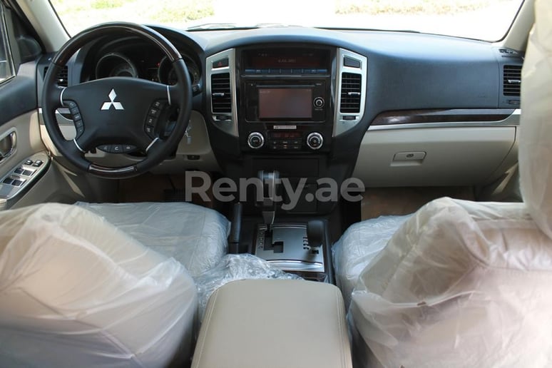 Mitsubishi Pajero (Белый), 2021 для аренды в Шарджа
