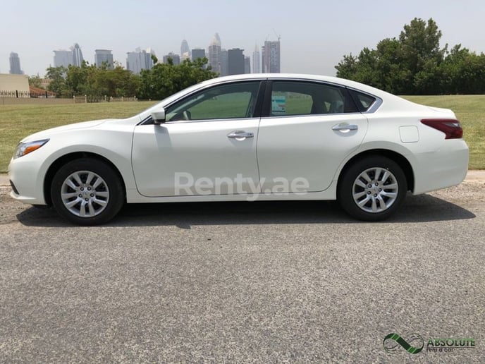 Nissan Altima (Blanc), 2018 &agrave; louer &agrave; Duba&iuml;