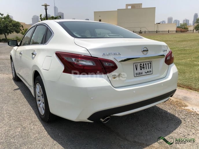 Nissan Altima (Blanc), 2018 &agrave; louer &agrave; Duba&iuml;
