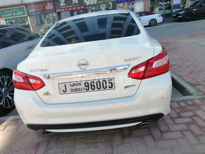 إيجار نيسان التيما (أبيض), 2019 في دبي