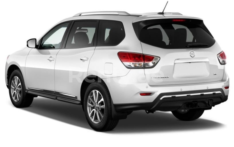 Nissan Pathfinder (Blanco), 2017 para alquiler en Dub&aacute;i