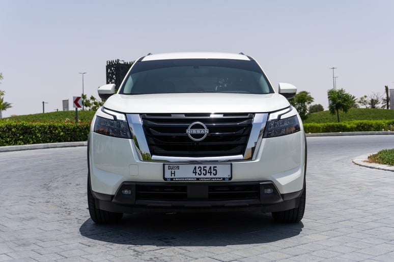 Nissan Pathfinder (Белый), 2024 для аренды в Абу-Даби