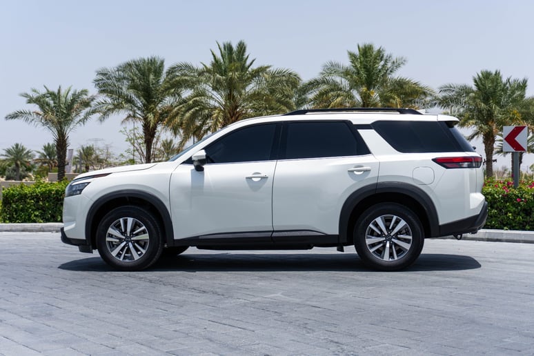 Nissan Pathfinder (Белый), 2024 для аренды в Абу-Даби