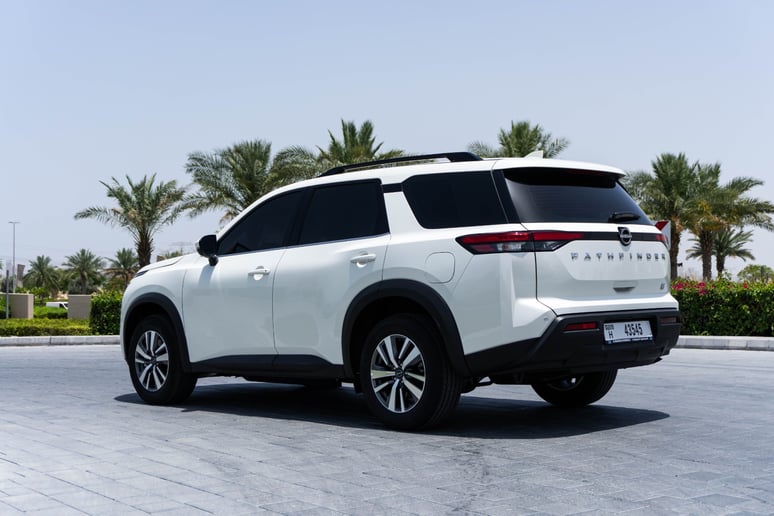 Nissan Pathfinder (Белый), 2024 для аренды в Абу-Даби