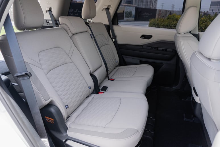 Nissan Pathfinder (Белый), 2024 для аренды в Абу-Даби
