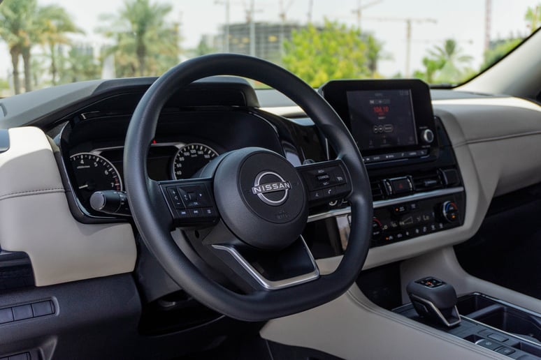 Nissan Pathfinder (Белый), 2024 для аренды в Абу-Даби
