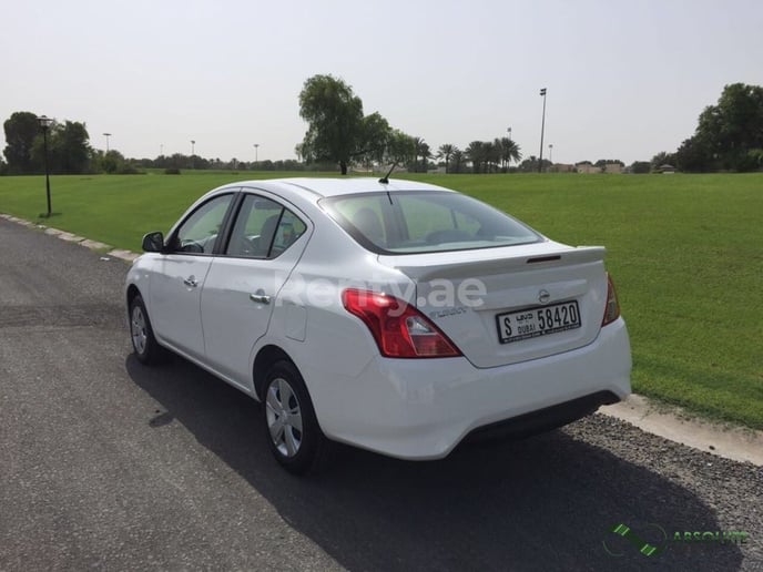 Nissan Sunny (Bianca), 2017 in affitto a Dubai