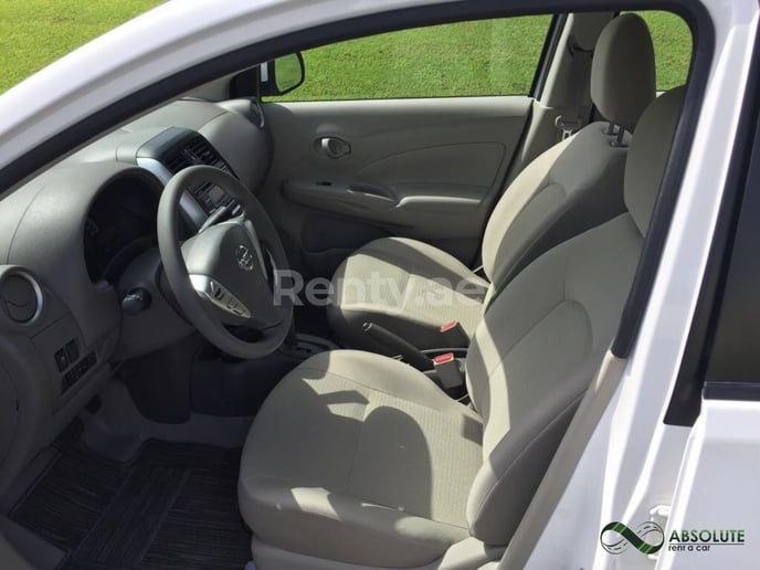 Nissan Sunny (Bianca), 2017 in affitto a Dubai
