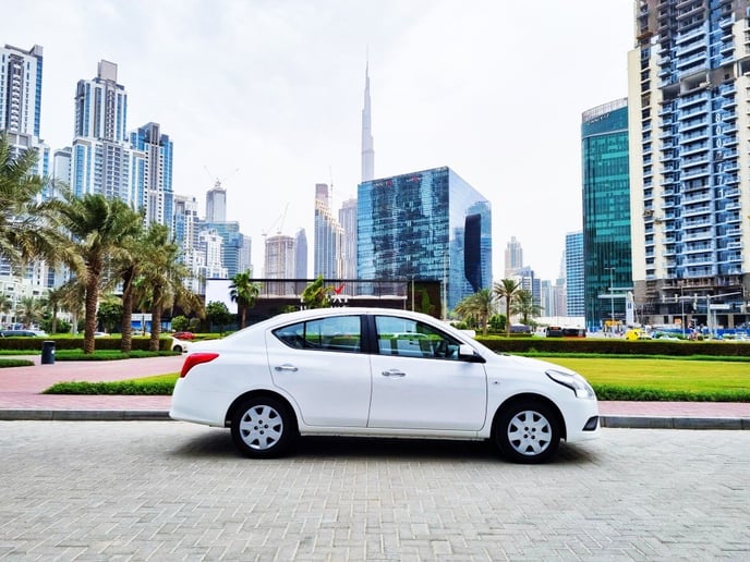 Nissan Sunny (Blanco), 2023 para alquiler en Dubai 1