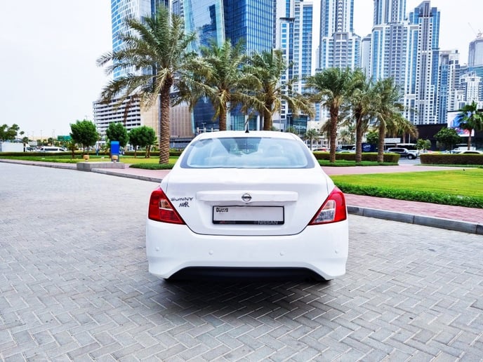 Nissan Sunny (Blanco), 2023 para alquiler en Dubai 2