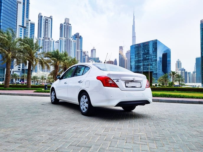 Nissan Sunny (Blanco), 2023 para alquiler en Dubai 3
