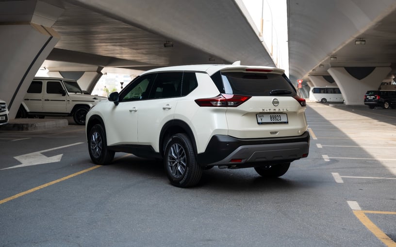 Nissan X-Trail (Wit), 2025 te huur in Sharjah