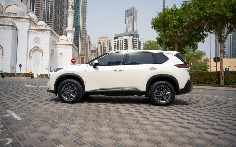 Nissan X-Trail (Белый), 2025 для аренды в Шарджа