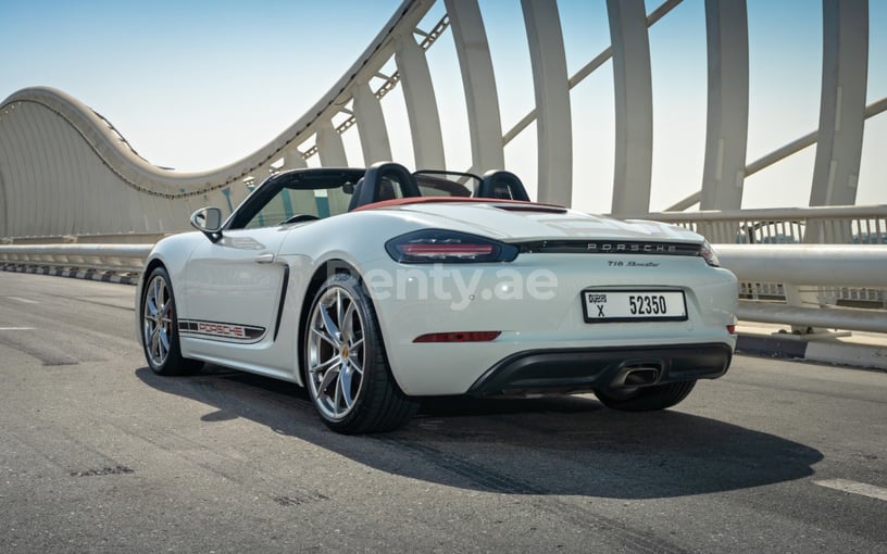 Porsche Boxster 718 (Bianca), 2019 in affitto a Dubai