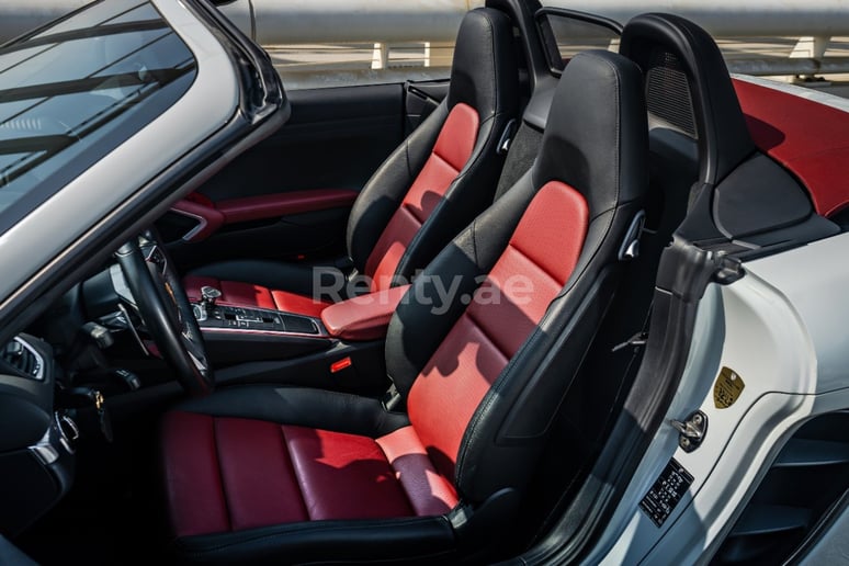 Porsche Boxster 718 (Bianca), 2019 in affitto a Dubai