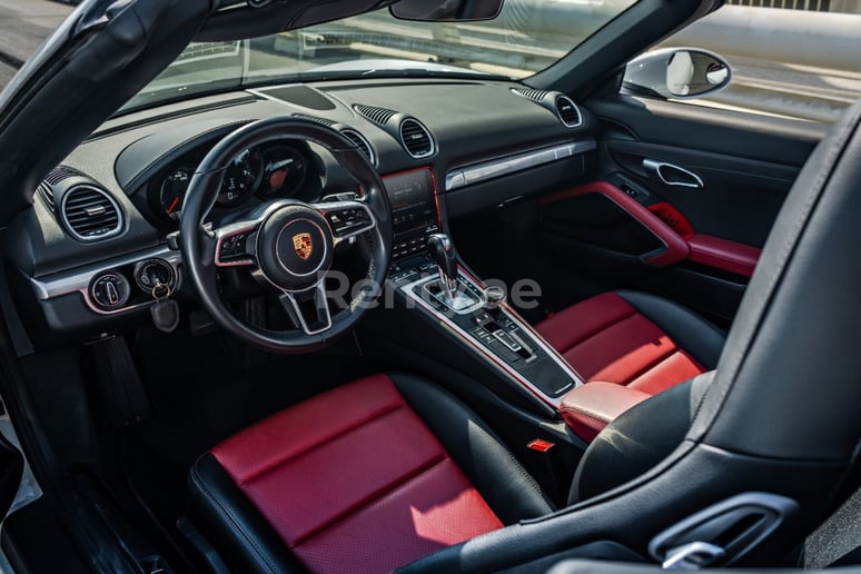 Porsche Boxster 718 (Bianca), 2019 in affitto a Dubai