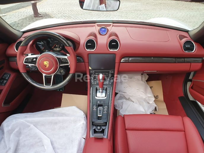 Porsche Boxster (Blanco), 2021 para alquiler en Dub&aacute;i