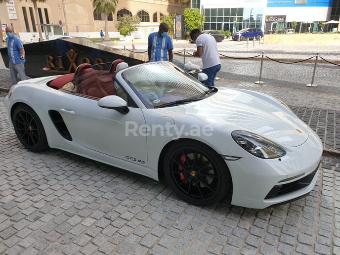 Porsche Boxster (Blanco), 2021 para alquiler en Dub&aacute;i