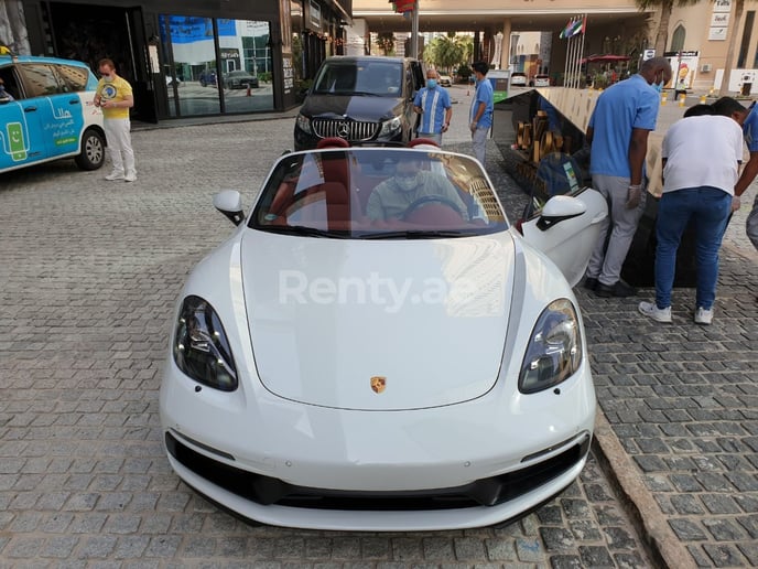 Porsche Boxster (Blanco), 2021 para alquiler en Dub&aacute;i