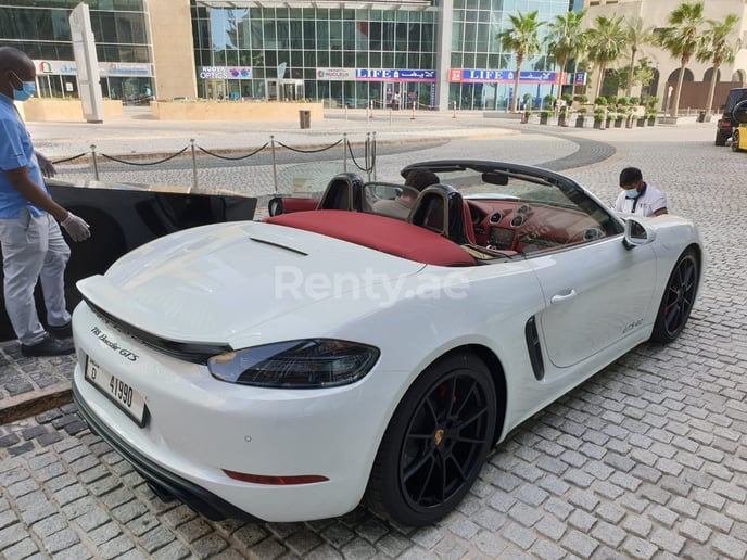 Porsche Boxster (Blanco), 2021 para alquiler en Dub&aacute;i