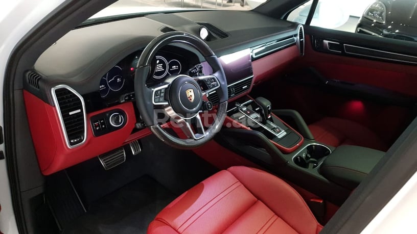 Porsche Cayenne S (Bianca), 2019 in affitto a Dubai