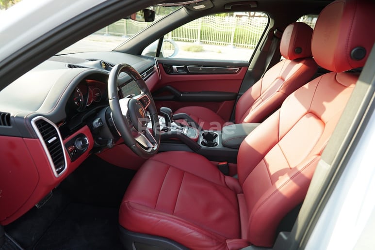 Porsche Cayenne S (Bianca), 2019 in affitto a Dubai