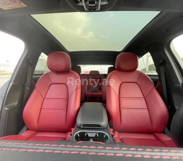 Porsche Cayenne (Blanco), 2020 para alquiler en Dub&aacute;i