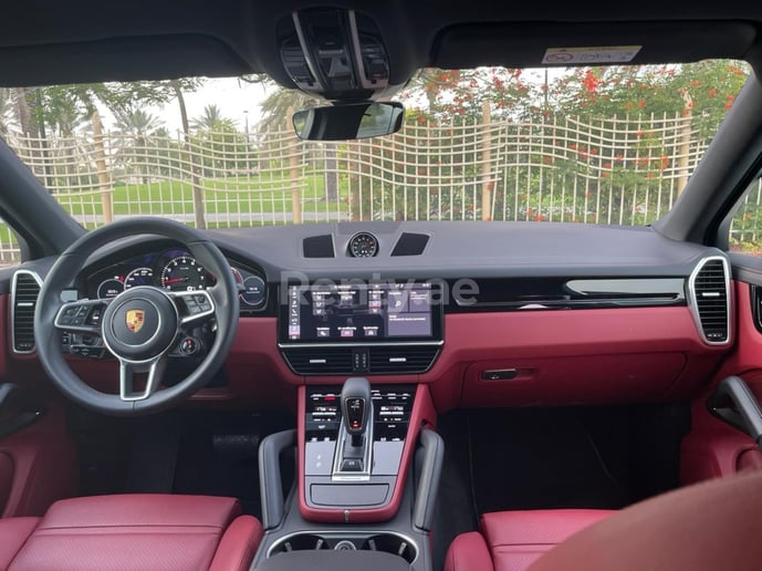 Porsche Cayenne (Blanco), 2020 para alquiler en Dub&aacute;i