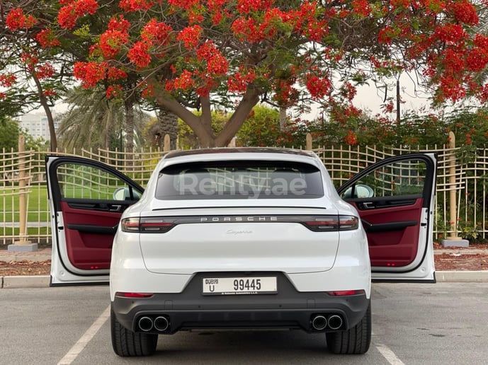 Porsche Cayenne (Blanco), 2020 para alquiler en Dub&aacute;i
