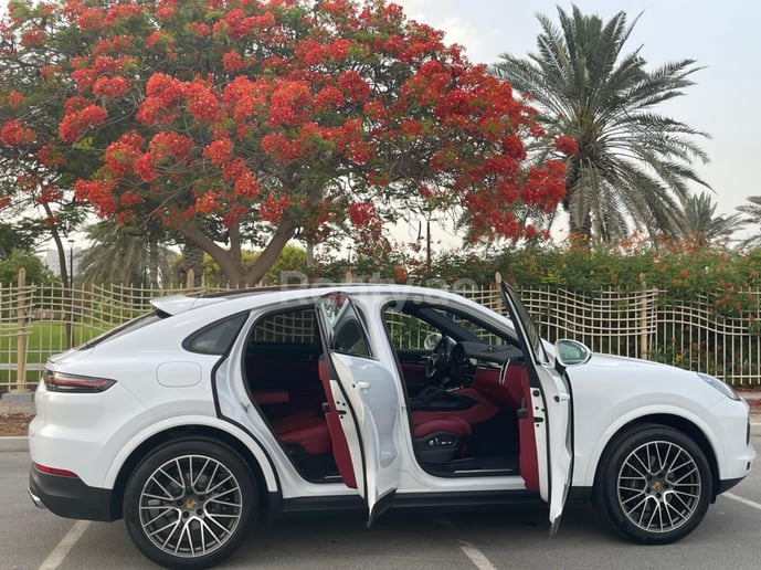 Porsche Cayenne (Blanco), 2020 para alquiler en Dub&aacute;i