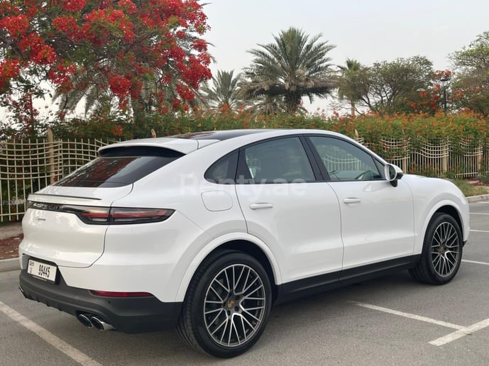 Porsche Cayenne (Blanco), 2020 para alquiler en Dub&aacute;i