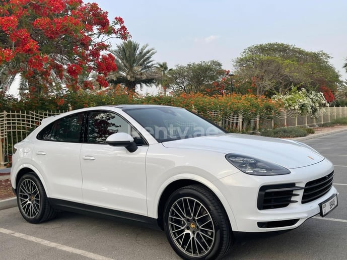 Porsche Cayenne (Blanco), 2020 para alquiler en Dub&aacute;i