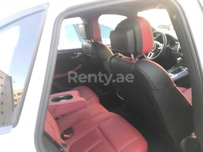 Porsche Macan (Wit), 2021 te huur in Dubai