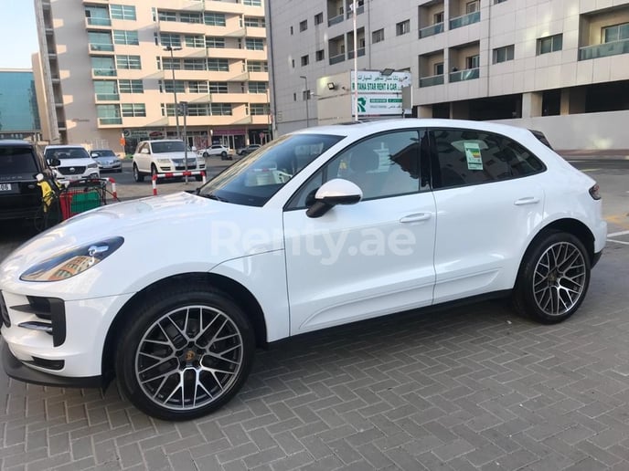 Porsche Macan (Wit), 2021 te huur in Dubai