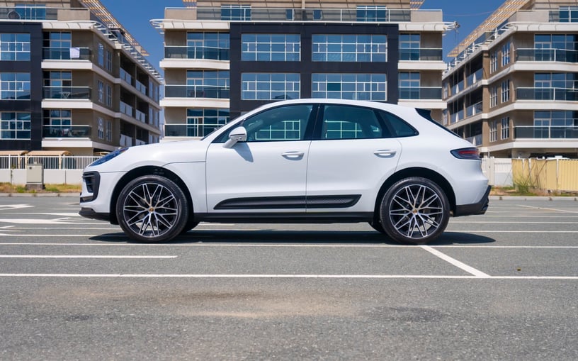 Porsche Macan (Wit), 2024 te huur in Sharjah