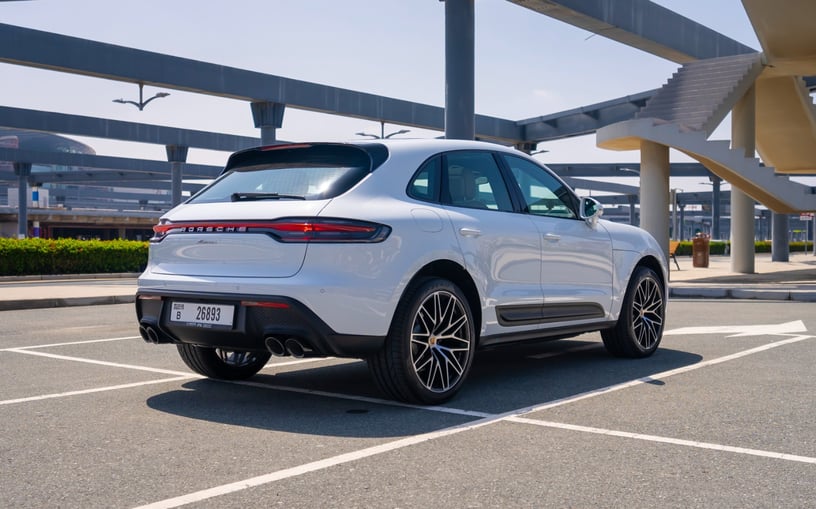 Porsche Macan (Wit), 2024 te huur in Sharjah